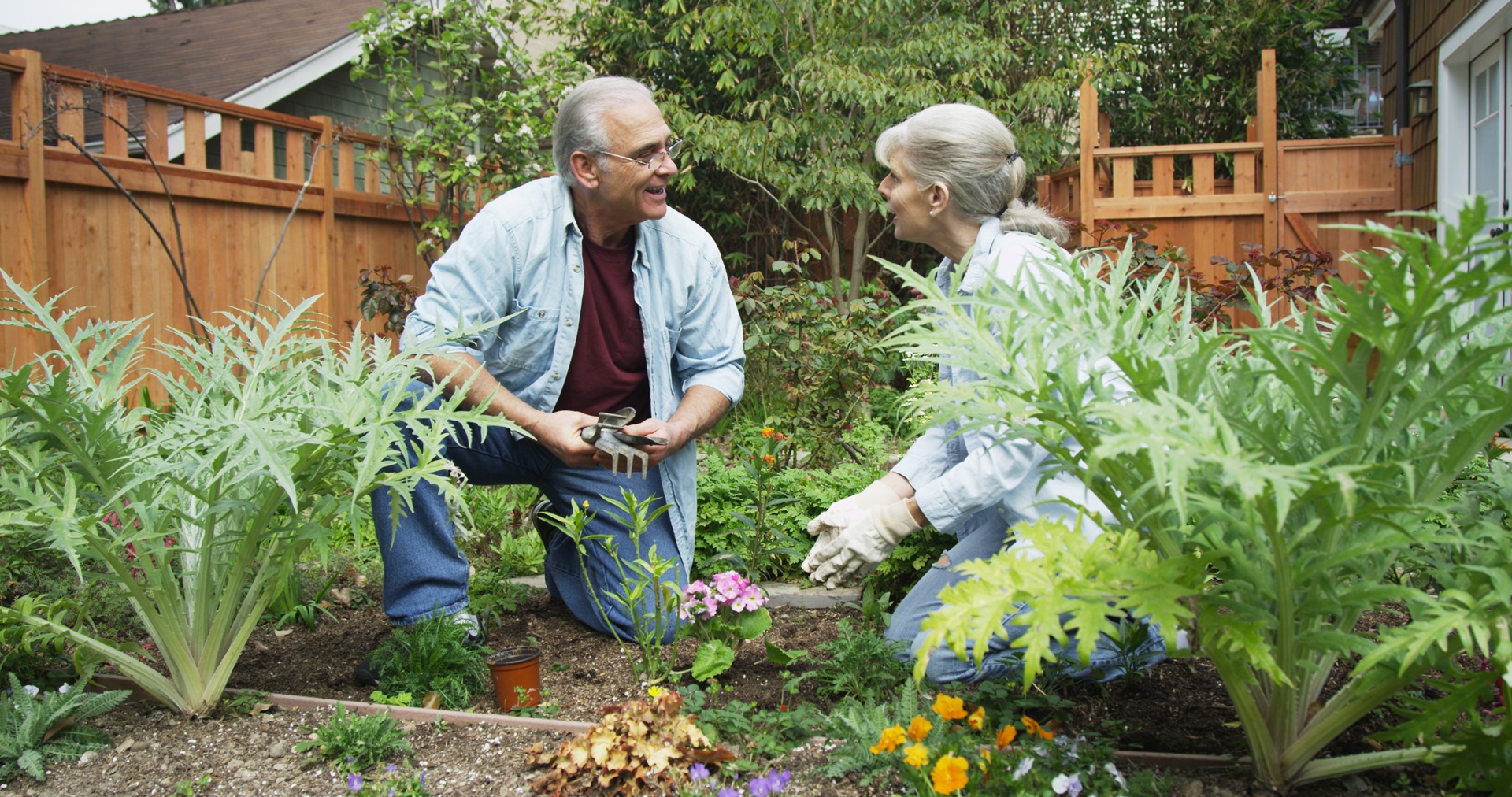 Senioren bei Gartenarbeit | dias-digitalisieren