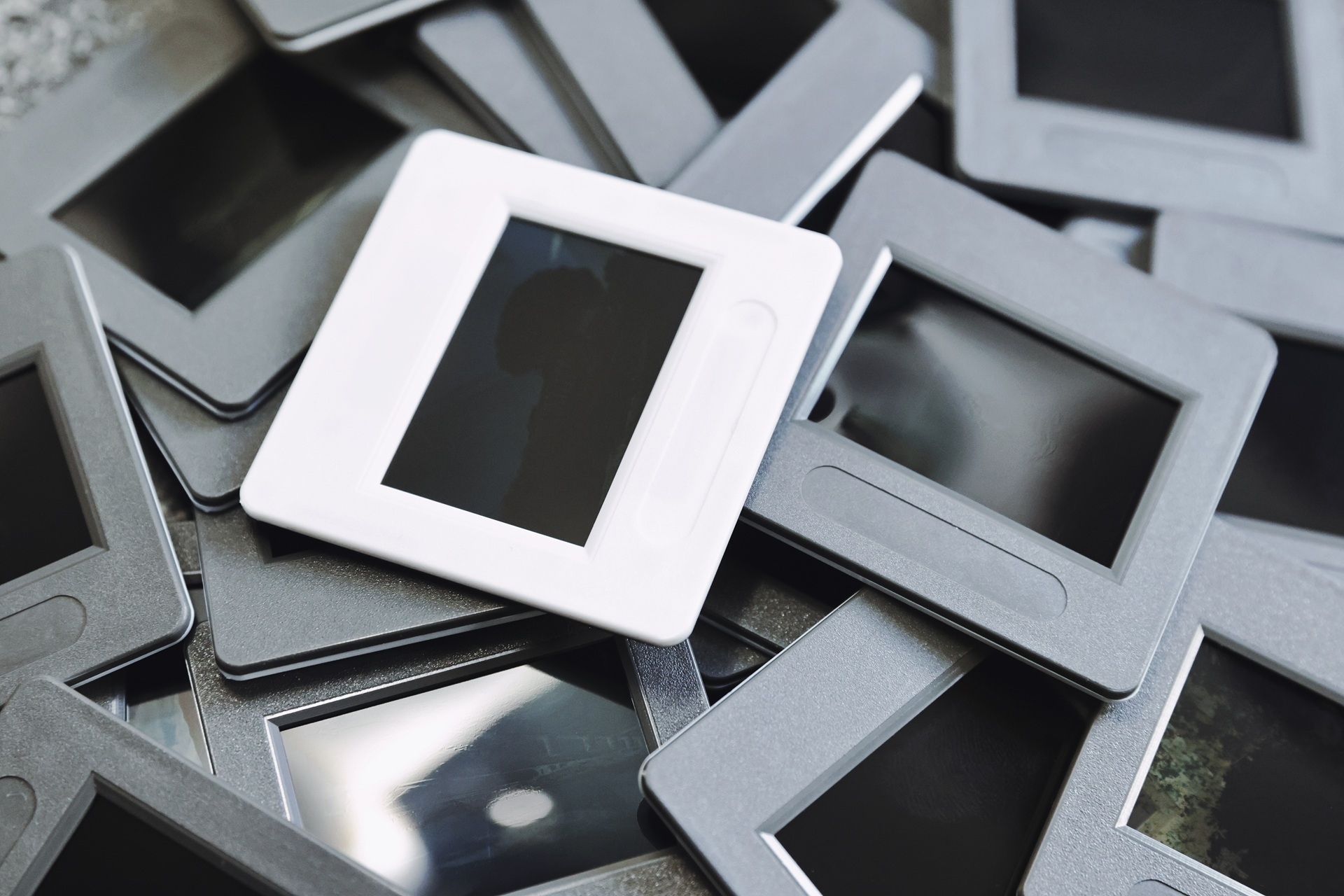 Gerahmte Diasammlung im Detail | dias-digitalisieren 