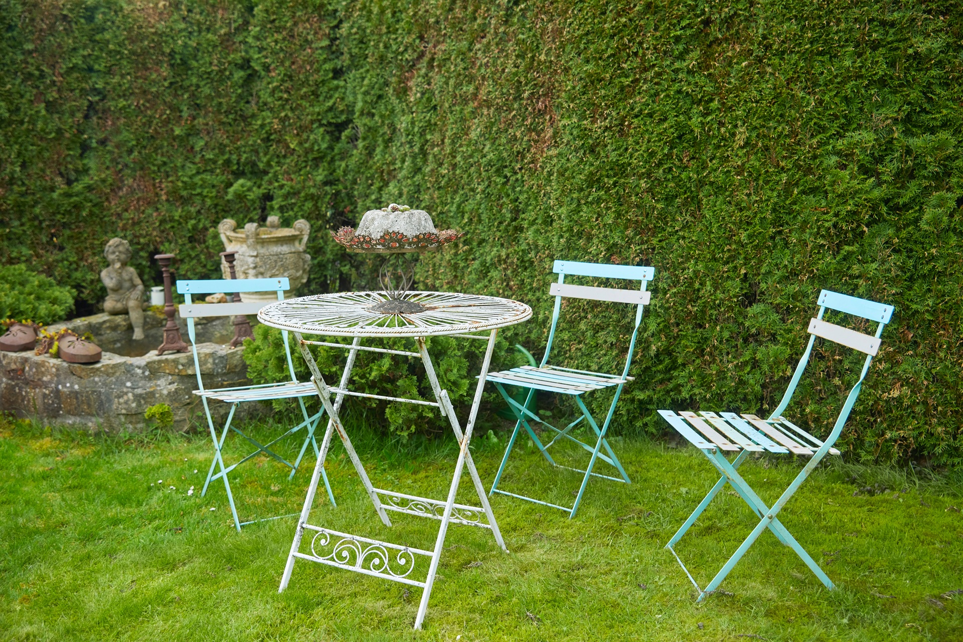 Vintage-Gartenmöbel auf Rasenfläche | dias-digitalisieren 