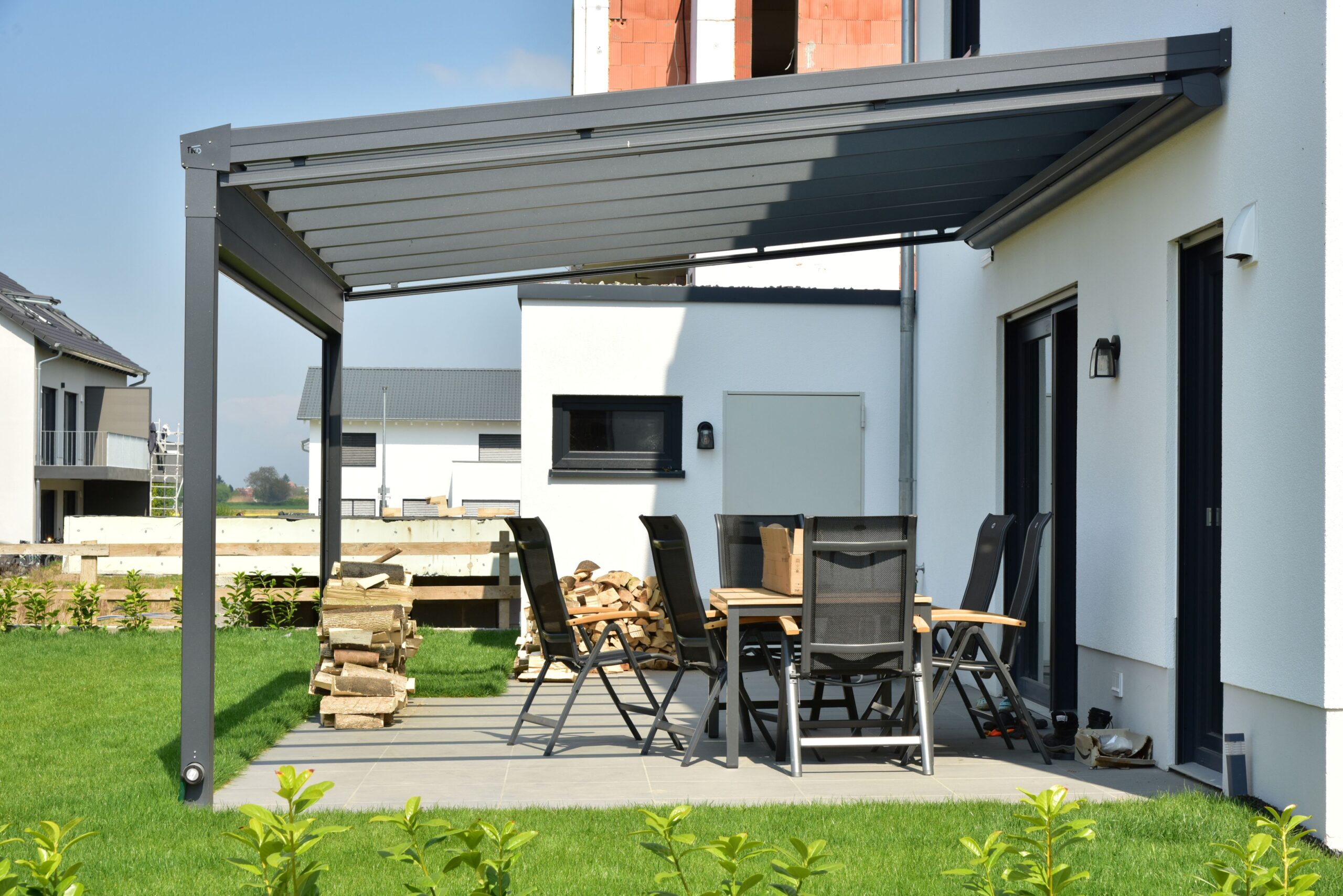 Terrassenüberdachung mit modernen Lamellen, wetterfestem Aluminium und Essbereich
