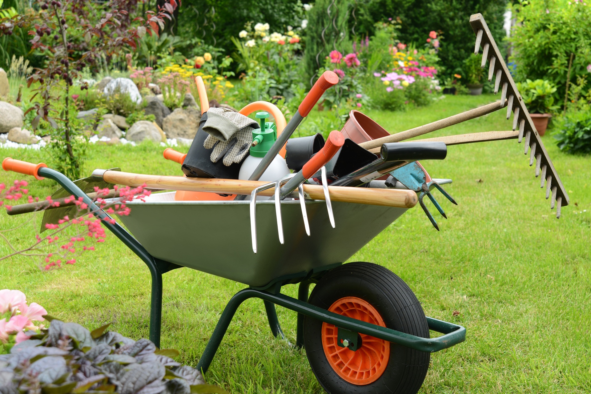 Gartenwerkzeuge in Schubkarre sortiert | Elfa Master  