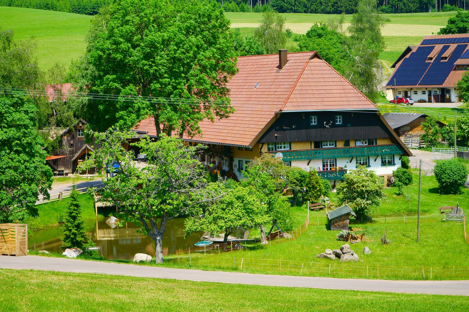 Großer Hof mit Landhaus und Teich | Tränkebecken