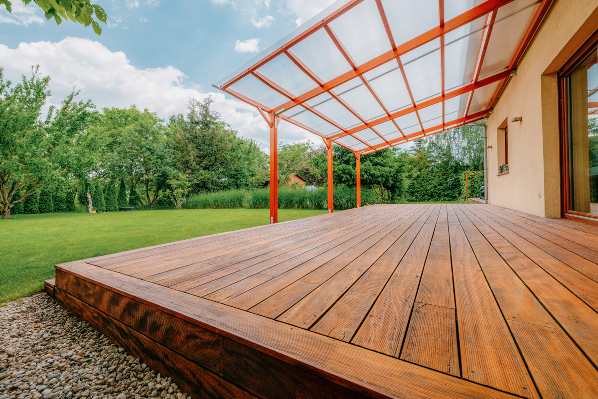 Entdecken Sie hochwertige Terrassenüberdachungen nach Maß. Individuelle Lösungen für mehr Komfort, Wetterschutz und Design in Ihrem Garten.